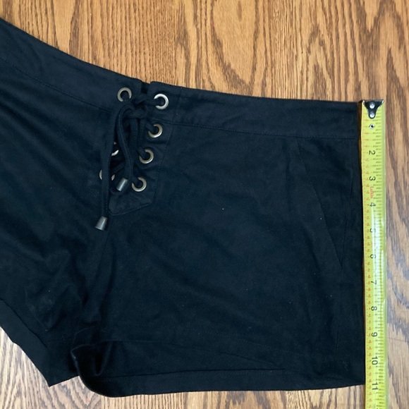 🌻FOREVER21🌻Black front lace-up shorts with faux back pockets size 29. ✨EUC✨ - Picture 5 of 7